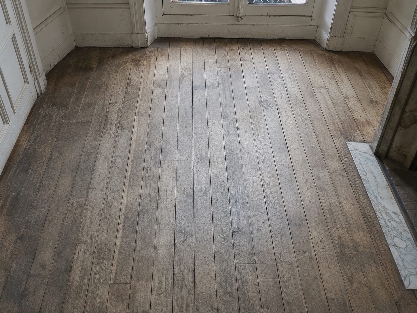 Parquet chêne massif avant rénovation — état d'origine gris et encrassé
