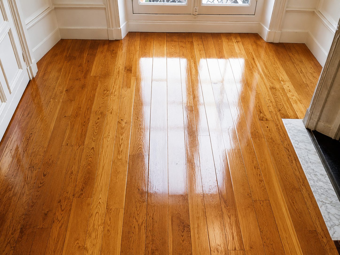 Parquet chêne massif après ponçage et vitrification — rendu doré brillant
