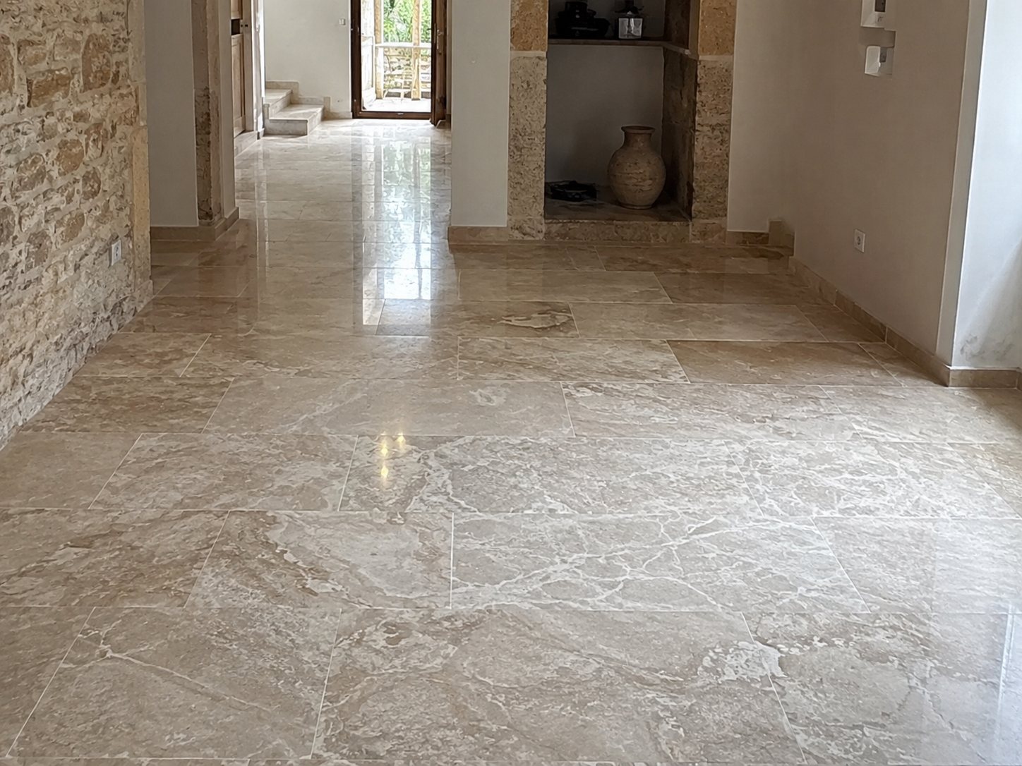 Couloir en travertin poli brillant — maison en pierre rénovée Périgord